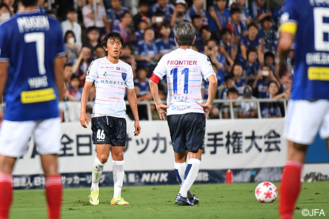 横浜FCは、FKのチャンスで三浦 知良（#11）と中村 俊輔（#46）がボール近くに立ち、話し合う姿も見られた【天皇杯 3回戦 横浜FMvs横浜FC】