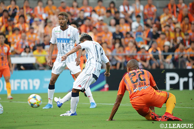 前半10分、こぼれ球を拾ったチャナティップがDFを1人外して放ったシュートが決まり、アウェイの札幌が幸先よく先制！【明治安田Ｊ１ 第23節 清水vs札幌】