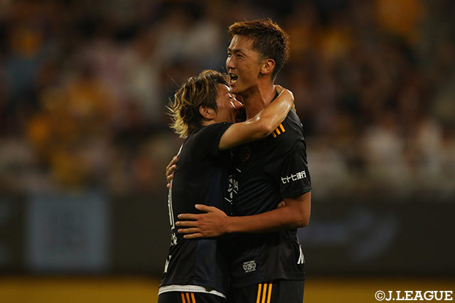 後半9分、長沢 駿（仙台/右）がGKとの1対1の場面で冷静にゴールに流し込み、同点弾を奪う！【明治安田Ｊ１ 第23節 仙台vs川崎Ｆ】