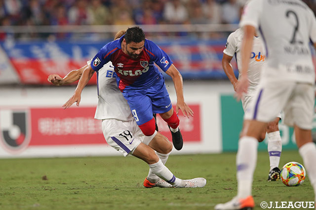 ここまでリーグトップの12得点を記録するディエゴ オリヴェイラ（FC東京）だが、人数をかけた広島の守備網を崩せない【明治安田Ｊ１ 第23節 FC東京vs広島】