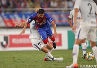 ここまでリーグトップの12得点を記録するディエゴ オリヴェイラ(FC東京)だが、人数をかけた広島の守備網を崩せない【明治安田J1 第23節 FC東京vs広島】