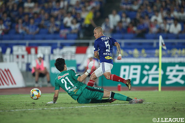 スルーパスに抜け出したマルコス ジュニオール（横浜FM）が左足アウトサイドのシュートを流し込み、同点に追い付く！【明治安田Ｊ１ 第23節 横浜FMvsＣ大阪】