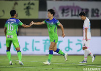 前半終了間際の混戦からこぼれ球を松田 天馬（#18）が押し込み、ホームの湘南が1点を返す【明治安田Ｊ１ 第23節 湘南vs鳥栖】