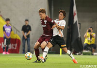 加入したばかりの酒井 高徳（神戸）が左ウイングバックで先発出場。対峙した関根 貴大（浦和）とハイレベルなマッチアップを展開した【明治安田Ｊ１ 第23節 神戸vs浦和】