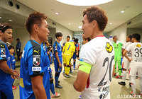 選手入場前に談笑する三竿兄弟【明治安田Ｊ１ 第23節 大分vs鹿島】