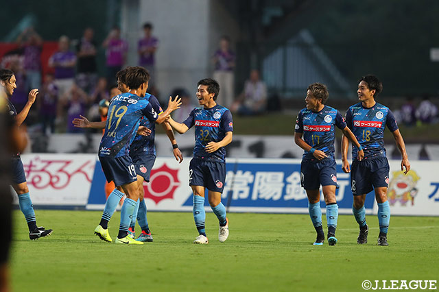 右からのクロスをフリーで受けた黒川 淳史（水戸/#32）が胸トラップから鋭いシュートを突き刺し、先制に成功する【明治安田Ｊ２ 第28節 水戸vs京都】