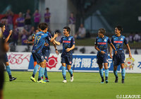 右からのクロスをフリーで受けた黒川 淳史（水戸/#32）が胸トラップから鋭いシュートを突き刺し、先制に成功する【明治安田Ｊ２ 第28節 水戸vs京都】