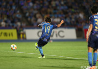 後半38分、小川 航基(水戸)が華麗なタッチでDFをかわし、PA中央からシュートを放ち、3点目を挙げる【明治安田J2 第28節 水戸vs京都】