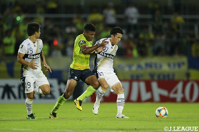 激しく競り合う両チームの選手たち【明治安田Ｊ２ 第28節 栃木vs町田】