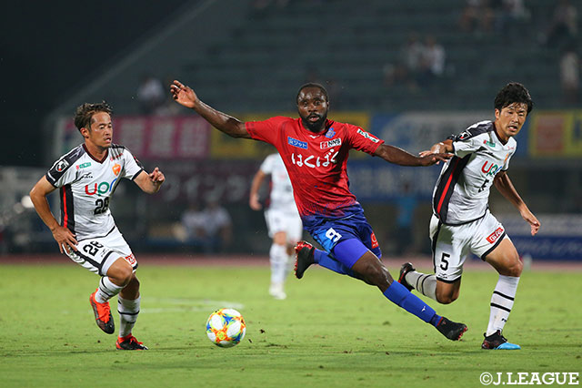 ピーター ウタカ（甲府）は激しいマークに遭い、3試合連続ゴールは奪えず【明治安田Ｊ２ 第28節 甲府vs山口】