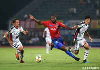 ピーター ウタカ(甲府)は激しいマークに遭い、3試合連続ゴールは奪えず【明治安田J2 第28節 甲府vs山口】