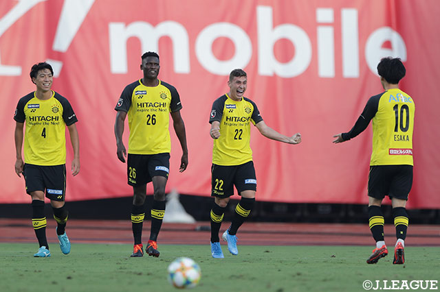 スルーパスに走り込んだマテウス サヴィオ（#22）がうまくボールを収め、落ち着いてゴールに流し込み、柏が先制！【明治安田Ｊ２ 第28節 長崎vs柏】