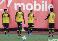 スルーパスに走り込んだマテウス サヴィオ(#22)がうまくボールを収め、落ち着いてゴールに流し込み、柏が先制!【明治安田J2 第28節 長崎vs柏】