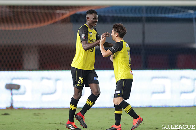 後半30分、味方からのクロスをオルンガ（柏/#26）が頭で流し込み、勝ち越しに成功する【明治安田Ｊ２ 第28節 長崎vs柏】