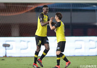 後半30分、味方からのクロスをオルンガ（柏/#26）が頭で流し込み、勝ち越しに成功する【明治安田Ｊ２ 第28節 長崎vs柏】