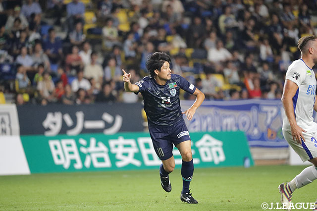 後半途中から投入された城後 寿（福岡）が積極的にボールを呼び込む！【明治安田Ｊ２ 第28節 福岡vs徳島】