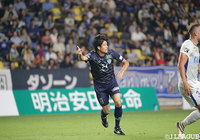 後半途中から投入された城後 寿(福岡)が積極的にボールを呼び込む!【明治安田J2 第28節 福岡vs徳島】