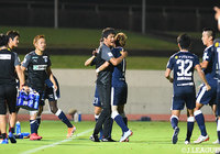 後半33分のFKを五領 淳樹が直接決めて、鹿児島が2点差をひっくり返す！五領と金 鍾成監督が熱い抱擁！【明治安田Ｊ２ 第28節 鹿児島vs愛媛】