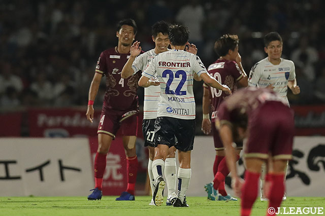前半AT、中山 克広（#27）が鮮やかなミドルシュートを突き刺し、横浜FCが3-1と突き放す！【明治安田Ｊ２ 第28節 琉球vs横浜FC】