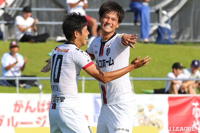 相手のディフェンスラインの裏に抜け出した宮市 剛（右）がスルーパスを受け、右足を振り抜くと、GKに触られるもネットを揺らし岩手が先制【明治安田Ｊ３ 第13節 岩手vs福島】