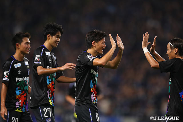 小野瀬 康介（#8）が右サイドの敵陣中央からPA手前の右にドリブルで切れ込み、左足でファーサイドにクロスを入れると、誰も触らずそのままゴールに吸い込まれ、Ｇ大阪が先制【明治安田Ｊ１ 第23節 Ｇ大阪vs磐田】