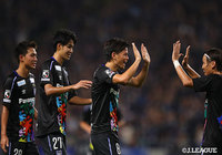 小野瀬 康介（#8）が右サイドの敵陣中央からPA手前の右にドリブルで切れ込み、左足でファーサイドにクロスを入れると、誰も触らずそのままゴールに吸い込まれ、Ｇ大阪が先制【明治安田Ｊ１ 第23節 Ｇ大阪vs磐田】