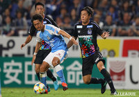 ピッチ中央を主戦場とする両者、山田 大記（#19）と遠藤 保仁（#7）のボール奪取が繰り広げられる【明治安田Ｊ１ 第23節 Ｇ大阪vs磐田】