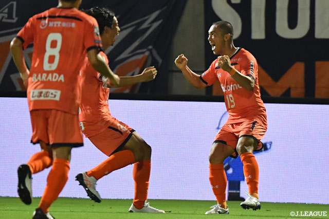 小島がドリブルで持ち上がりラストパスを送る！奥井 諒がこれをダイレクトで合わせ、大宮が追加点を奪う【明治安田Ｊ２ 第28節 大宮vs千葉】