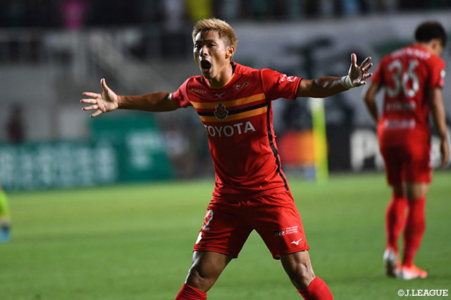 エドゥアルド ネットが自陣からロングボールを入れると、抜け出した赤﨑 秀平が頭で合わせ、名古屋が土壇場で試合を振り出しに戻す【明治安田Ｊ１ 第23節 松本vs名古屋】