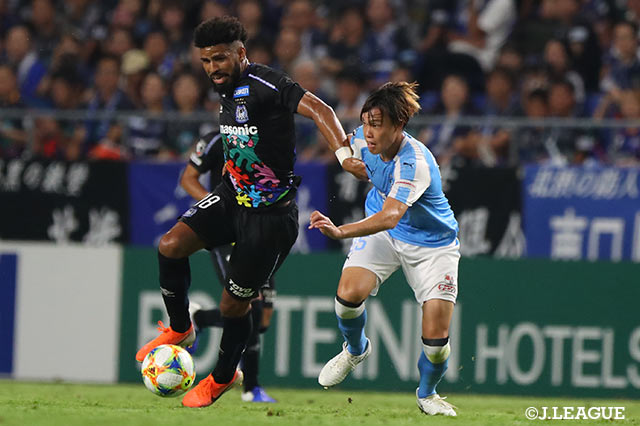 パトリック（Ｇ大阪）の突破に大南 拓磨（磐田）が食らいつく【明治安田Ｊ１ 第23節 Ｇ大阪vs磐田】