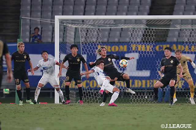 サイドに流れてから無人のゴールを狙った髙木 彰人（山形）のシュートはポストに阻まれ、跳ね返りを再び狙うが上福元 直人（東京Ｖ）がまたもビッグセーブ【明治安田Ｊ２ 第28節 東京Ｖvs山形】