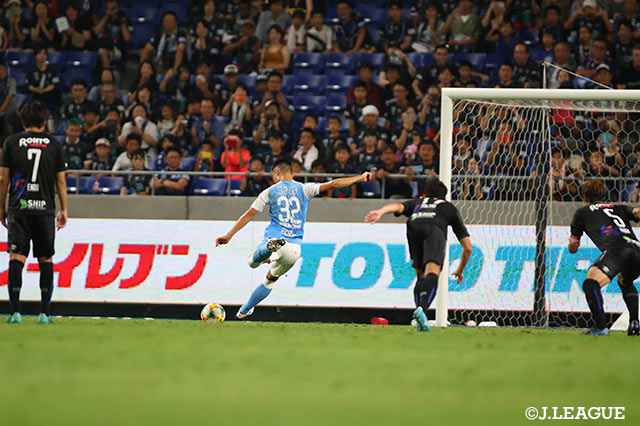 後半AT5分、中山 仁斗（#32）が冷静にGKの逆を突いてネットを揺らし、土壇場で同点に追い付く【明治安田Ｊ１ 第23節 Ｇ大阪vs磐田】