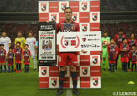 試合前、7月の月間MVPに選出されたセルジーニョ（鹿島）が表彰された【明治安田Ｊ１ 第24節 鹿島vsＧ大阪】