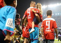 入場時に背番号「9」のＦ・トーレス引退試合限定スペシャルユニフォームを着用してピッチに入った【明治安田Ｊ１ 第24節 鳥栖ｖvs神戸】