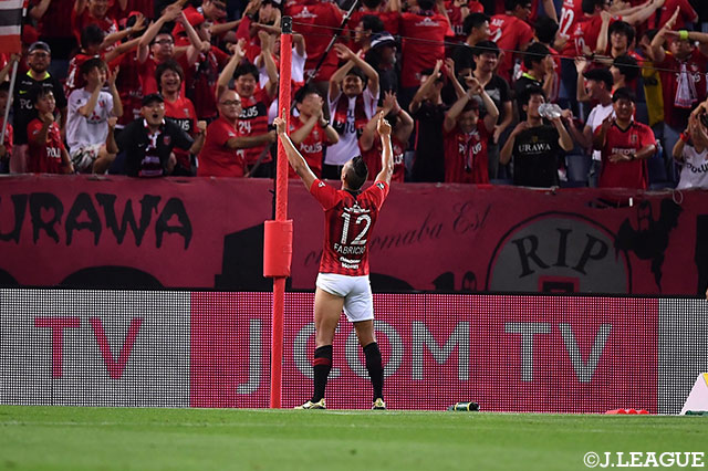 右サイドからのクロスに走り込んできたファブリシオ（浦和）がスライディングでゴールに流し込み、先制に成功する！【明治安田Ｊ１ 第24節 浦和vs松本】