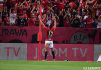 右サイドからのクロスに走り込んできたファブリシオ（浦和）がスライディングでゴールに流し込み、先制に成功する！【明治安田Ｊ１ 第24節 浦和vs松本】