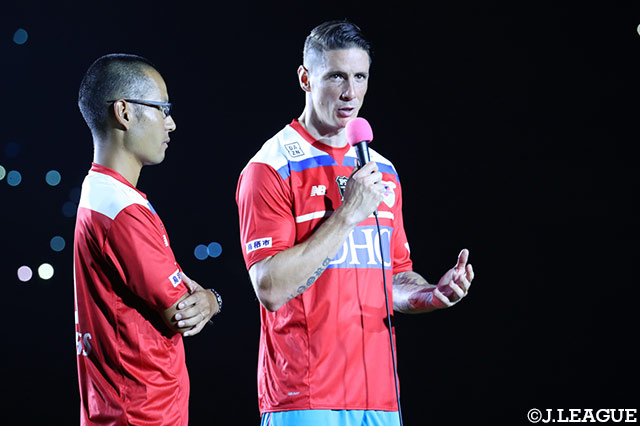 フェルナンド トーレス（鳥栖）は試合後の引退セレモニーで竹原 稔社長やチームメイトへ感謝の言葉を送った【明治安田Ｊ１ 第24節 鳥栖vs神戸】