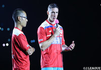 フェルナンド トーレス（鳥栖）は試合後の引退セレモニーで竹原 稔社長やチームメイトへ感謝の言葉を送った【明治安田Ｊ１ 第24節 鳥栖vs神戸】