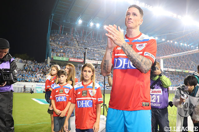 ご家族とともにスタジアム内を一周するフェルナンド トーレス（鳥栖）【明治安田Ｊ１ 第24節 鳥栖vs神戸】