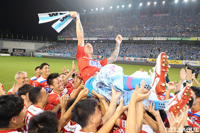 チームメイトによる胴上げが行われ、宙に舞い笑顔がこぼれるフェルナンド トーレス（鳥栖）【明治安田Ｊ１ 第24節 鳥栖vs神戸】