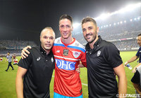 フェルナンド トーレスとスペイン代表としてともにプレーしたアンドレス イニエスタ、ダビド ビジャが記念撮影！【明治安田Ｊ１ 第24節 鳥栖vs神戸】