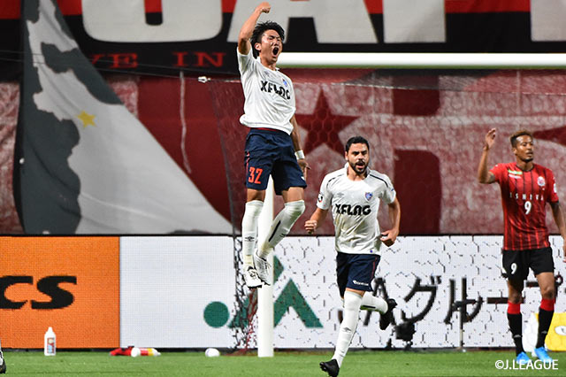 右からのクロスにファーサイドで反応した渡辺 剛（#32）が豪快に頭でネットを揺らし、FC東京が先制に成功。Ｊ１初ゴールに喜びを爆発させる【明治安田Ｊ１ 第24節 札幌vsFC東京】