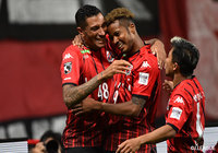 後半2分、味方のシュートが前を走っていたジェイ（#48）の左足に当たってコースが変わり、ゴールマウスに収まる。札幌が試合を振り出しに戻す【明治安田Ｊ１ 第24節 札幌vsFC東京】