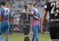 タイムアップの笛が鳴り響き、互いの健闘を称え合ったフェルナンド トーレス（鳥栖）とダビド ビジャ（神戸）【明治安田Ｊ１ 第24節 鳥栖vs神戸】