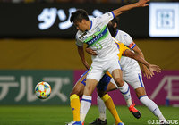 身体を張ったディフェンスで突破を許さない山根 視来（湘南）【明治安田Ｊ１ 第24節 仙台vs湘南】