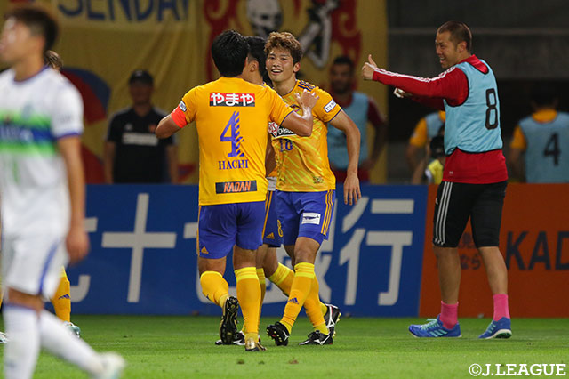 後半23分、ゴール前にこぼれたボールに反応した道渕 諒平（仙台/#18）が懸命に足を伸ばしてゴールに押し込み、先制に成功する【明治安田Ｊ１ 第24節 仙台vs湘南】