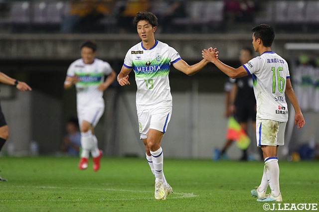 マイナスのパスを金子 大毅（湘南/#19）がミドルシュート！これがGKの脇を抜き、スコアは1-1に【明治安田Ｊ１ 第24節 仙台vs湘南】