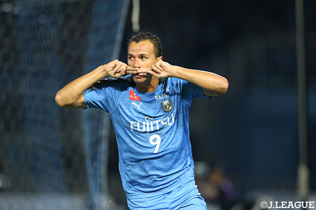 開始14分に先制点を奪ったレアンドロ ダミアン（川崎Ｆ）。お馴染みのゴールパフォーマンスを披露【明治安田Ｊ１ 第24節 川崎Ｆvs清水】