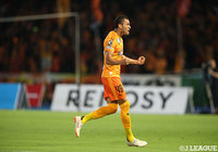 ドウグラス（清水）が前半30分に得たFKを直接沈め、試合を振り出しに戻す【明治安田Ｊ１ 第24節 川崎Ｆvs清水】