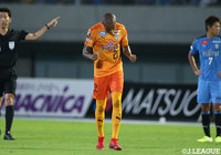 スルーパスに走り込んだヘナト アウグストがPA右から浮き球のシュート!GKに弾かれるも、右ポストに当たってゴール!清水が逆転に成功する【明治安田J1 第24節 川崎Fvs清水】